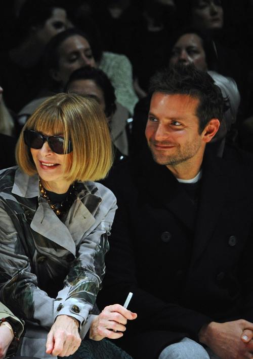 El actor estadounidense Bradley Cooper acompañado de Anna Wintour, para ver a su novia Suki desfilar como parte de la colección Burberry en Londres. (Foto: Trendencias) 