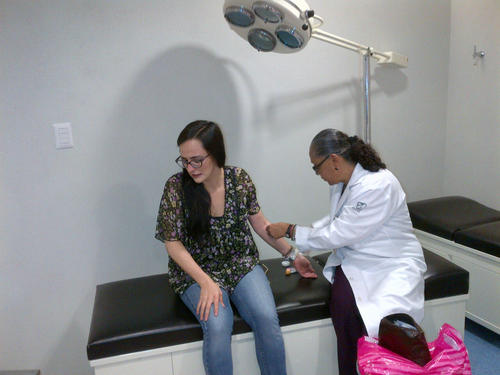 Momento en que los médicos hacen exámenes a Shenita antes del trasplante de hígado (Foto: Ernesto Morales)