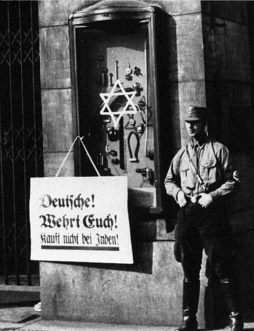 Previo a la formación de "guetos", los judíos fueron discriminados, cortando su derecho a estudiar, trabajar, caminar en las calles o ingresar a negocios, centros culturales y sitios sociales. (Foto: Wikipedia) 