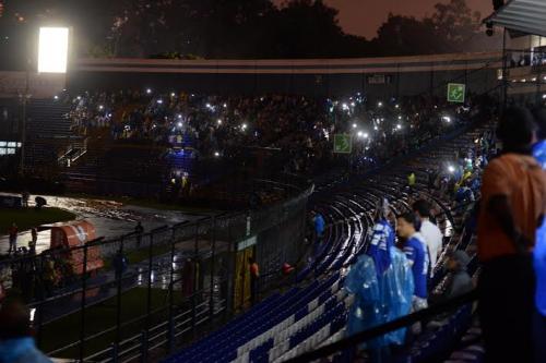 El apagón generó molestia en las redes sociales y en los pocos asistentes en el Estadio Nacional Mateo Flores.  (Foto: Cortesía/Nuestro Diario) 