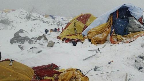 Así quedaron los campamentos destrozados en el Everest tras el terremoto y la avalancha. 