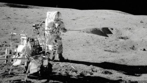 Los astronautas del programa Apolo dejaron en el satélite unidades retroreflectoras repletas de pequeños espejos que permiten medir la distancia entre la Luna y la Tierra. (Foto: BBC)