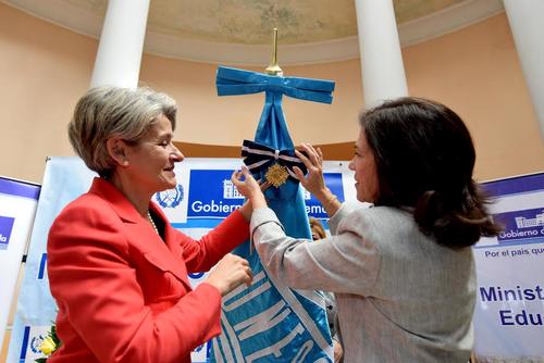 La ministra de Educación, Cynthia del Águila, e Irina Bokova colocaron la Orden Juan José Arévalo Bermejo sobre la bandera de la UNESCO. (Foto: UNESCO) 
