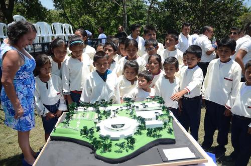 El aula musical de la escuela rural mixta "El Porvenir" admiró la maqueta del nuevo proyecto de Fundación Adentro y Pepsi. (Foto: Selene Mejía/Soy502) 
