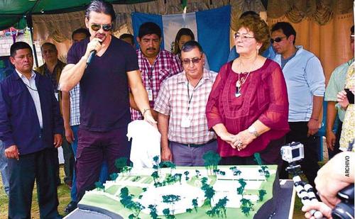 Ricardo Arjona junto a su madre compartían proyectos sociales en el departamento de El Progreso.  (Foto: Nuestro Diario) 