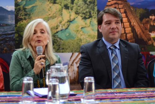 Anna Luisa Pignatelli, esposa del embajador de Italia en Guatemala Fabrizio Pignatelli y Pedro Duches, director de Inguat. (Foto: Selene Mejía/Soy502) 