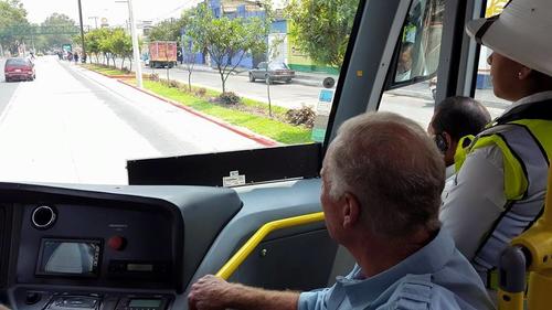 El alcalde de la Municipalidad de Guatemala, Álvaro Arzú, supervisó el avance de construcción del nuevo eje de Transmetro que prestará el servicio a los vecinos de la zona 6 hasta la Plaza Barrios, zona 1. (Foto: Transmetro) 