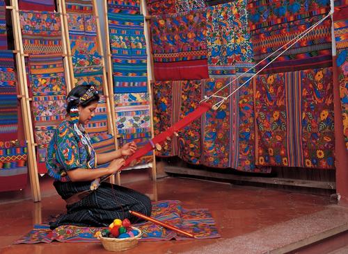 El trabajo artesanal que hacen las mujeres con sus tejidos también es destacado por esta revista internacional. (Foto: National Geographic)