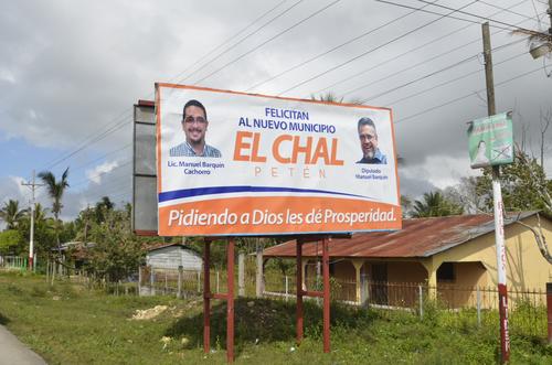 El diputado Manuel Barquín y su hijo felicitan a los pobladores de El Chal por haberse convertido en Municipio. (Foto: Facebook)