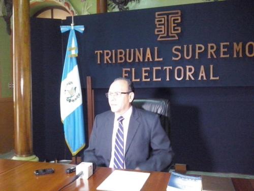 El auditor electoral Sergio Chinchilla informó que se extendería el horario de atención del TSE hasta las 18 horas para que los partidos presentaran su presupuesto. (Foto Marcia Zavala/Soy502)