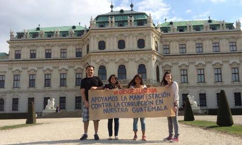 Desde Austria un grupo de jóvenes guatemaltecos se unieron a la manifestación en contra de la corrupción. (Foto: Soy502) 