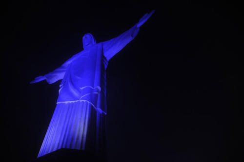 El día mundial del autismo se conmemora en muchas ciudades alrededor del mundo iluminando de azul algunos de los monumentos icónicos del lugar. 