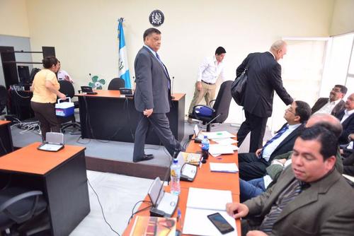El exdiputado Carlos Herrera camina para tomar su asiento durante la audiencia de primera declaración. (Foto: Archivo/Soy502) 