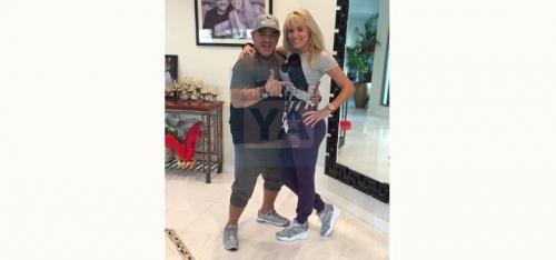 Diego Maradona se quitó varios años de encima para no verse tan grande a la par de su novia. (Foto: Primicia Ya)
