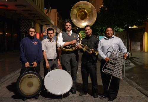 "La Sacra Armonía" es una asociación de músicos encargada de la dirección de 4 bandas que acompañan las procesiones de Semana Santa en el centro Histórico de la ciudad capital. (Foto: Selene Mejía/Soy502) 