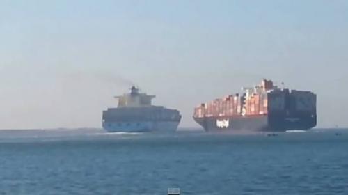 Choque de buques en el canal de Suez