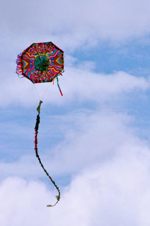 Los barriletes se elevan al cielo para enviar mensajes a los difuntos y alejar a los malos espíritus (Foto: Raúl Illescas)