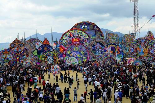 La creencia sobre los barriletes gigantes de Sumpango es que envían "mensajes a los antepasados. 