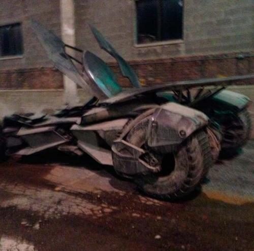 Las fotografías fueron tomadas mientras el vehículo se encontraba estacionado en el set de grabación de la película "Batman v Superman: Dawn of Justice".