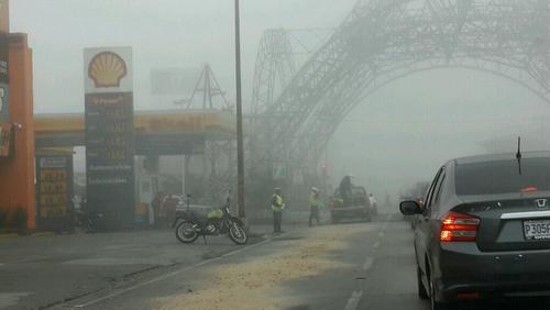 Así se observaba la neblina en la 7a. Avenida zona 9. 