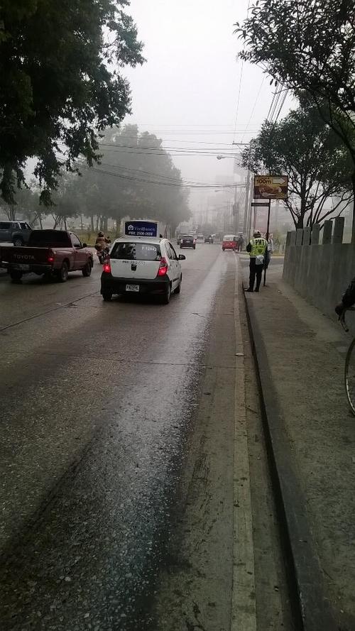 Imagen del derrame de diesel sobre la Calzada Atanasio Tzul. 