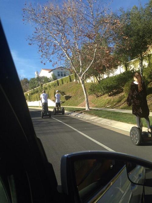 "Bieber y Selena paseando en segway por The Oaks. Ella fue muy linda y él nos gritó. Tache a Justin por detener el tráfico, ¡ya crece!", tuiteó Nick.
