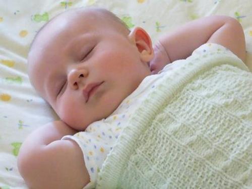 Lospadres que duermen con sus hijos están pendientes de lo que le pase a su bebé y pueden ayudarlo antes de que sea demasiado tarde. (Foto: Archivo)