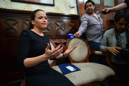 La nueva diputada fue abordada por los medios de comunicación antes de ser juramentada.  (Foto: Wilder López/Soy502) 