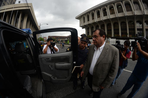 Jacobo Salán Sánchez aborda la autopatrulla que lo condujo a prisión luego que el Tribunal le revocará la medida sustitutiva. (Foto: Esteban Biba/Soy502) 