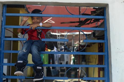 Los padres de estos niños hondureños han solicitado asilo político, por huir de la violencia. Por ahora, no lo han conseguido. (Foto: Esteban Biba/Soy502).