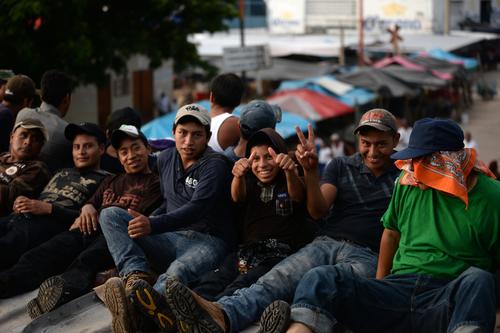 Cientos de Migrantes abordan el tren de carga conocido como La Bestia, todos los días. La primera parada es en la ciudad de Arriaga, en Chiapas, México. (Foto: ESteban Biba/Soy502)