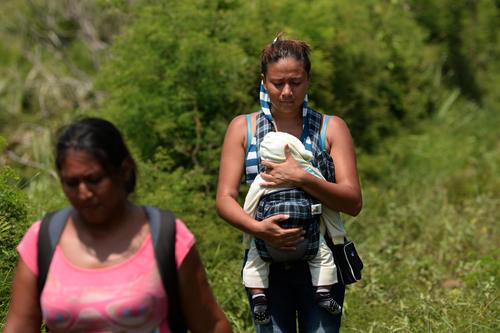 Esta mujer llevaba a su bebé de meses, con la esperanza de darle una vida mejor en los Estados Unidos. Caminó con él bajo el sol durante ocho horas, sin comida ni agua. (Foto: Esteban Biba/Soy502).