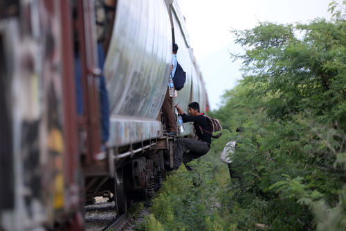 Los migrantes se preparan para aprender a abordar el tren en movimiento. (Foto: Esteban Biba/Soy502)