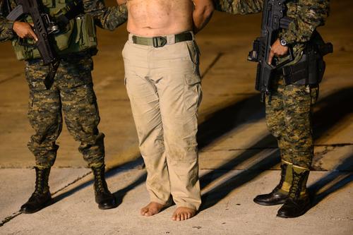 Sin camisa y descalzo, así fue trasladado Jairo Orellana, el narcotraficante que se presume es colaborador de los Zetas. (Foto: Soy502)