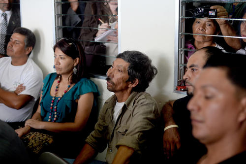 Yolanda Oquelí y los cuatro comunitarios de La Puya durante la audiencia de primera declaración en el Juzgado Séptimo de Primera Instancia Penal. (Esteban Biba/Soy502) 