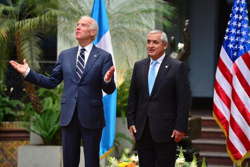 Biden repitió su gesto, mientras que Pérez Molina repitió vestuario. (Foto: Wilder López/Soy502)