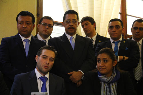 Nadie hizo caso a Manuel Baldizón de permanecer unidos y no separarse, pues solo al asegurar sus curules, los diputados renunciaron. (Foto: Alexis Batres/Soy502)