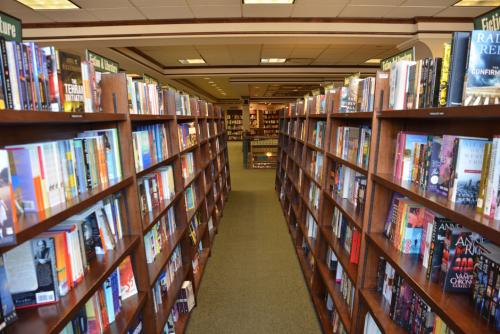 B&N debió cerrar 63 librerías debido al éxito de Amazon en la entrega de libros a domicilio, servicio que ahora darán con su alianza con Google Shopping Express (Foto: Archivo)