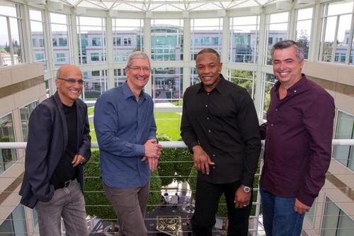De izquierda a derecha: Jimmy lovine, Tim Cook, Dr. Dre y Eddy Cue. (Foto: Silicon Valley Business Journal) 