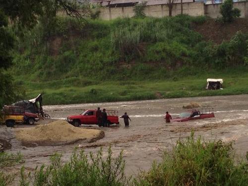 Los conductores de los autos intentaron cruzar el río a pesar de la crecida. (Foto: Nuestro Diario) 