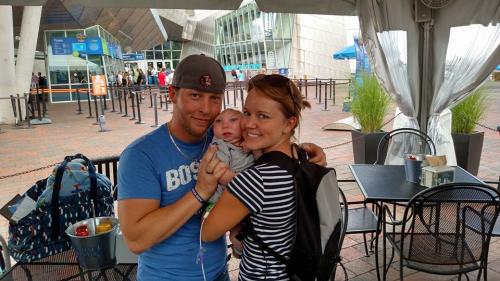 Brandon y Brittany Buell junto a su hijo Jaxon, frente al Acuario de Nueva Inglaterra. (Foto: Facebook/Brandon Buell)