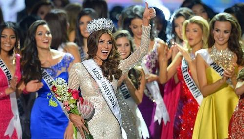 A la nueva Miss Universo le tomó un par de minutos recobrarse de la impresión al ganar la competencia. 