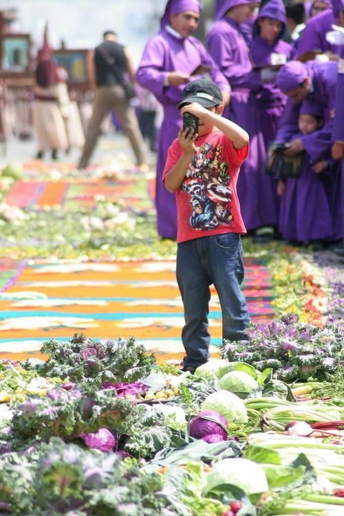 La fotografía a las imágenes de pasión cada día se convierte en un ejercicio que a muchos les gusta desempeñar, sin importar la edad. (Foto: Raúl Illescas)