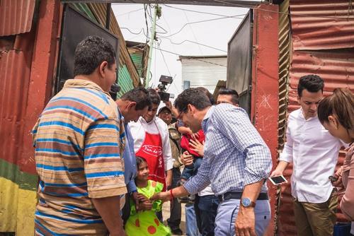 Ismael Cala patrocina la educación y alimentación de algunos niños del relleno sanitario de la zona 3. (Foto: Kerenn Durante) 