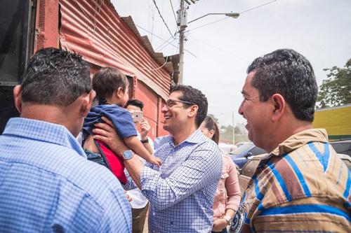 Ismael Cala compartió un momento agradable con los vecinos y niños beneficiados. (Foto: Kerenn Durante) 