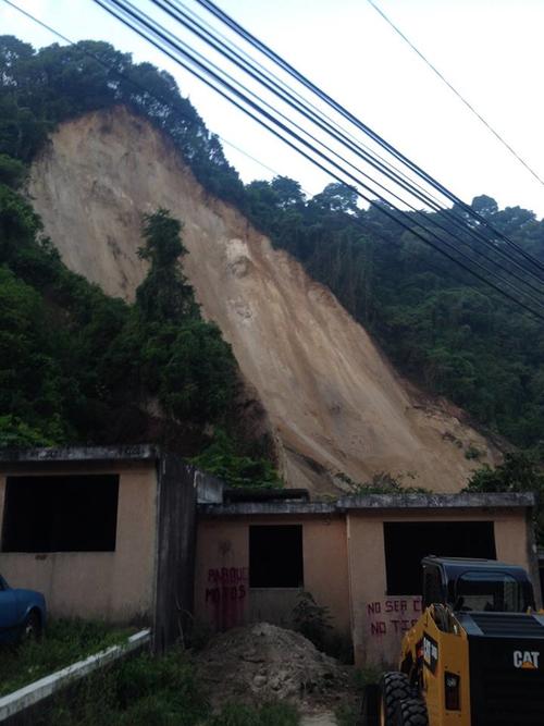 Este es el cerro que cayó sobre las viviendas en El Cambray II. (Foto: Conred)