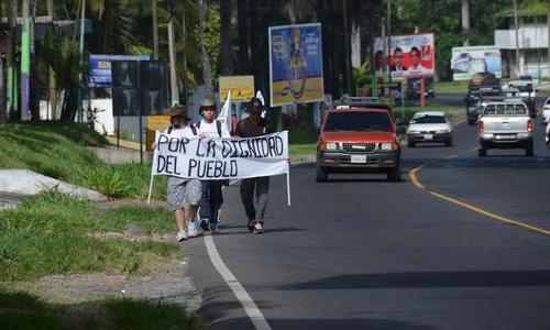 Los tres hombres salieron este martes de Retalhuleu con un movimiento denominado "Por la Dignidad del pueblo".  (Foto: Cortesía Nuestro Diario) 