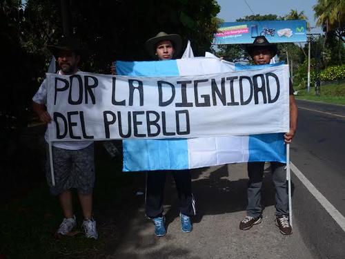 Los muchachos caminarán 45 kilómetros diarios para llegar a la capital el próximo sábado. (Foto: Cortesía Nuestro Diario) 