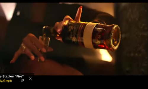 La emblemática botella de Zacapa Centenario aparece varias veces en el video del nuevo tema "Stressing" de Fat Joe y Jennifer López.