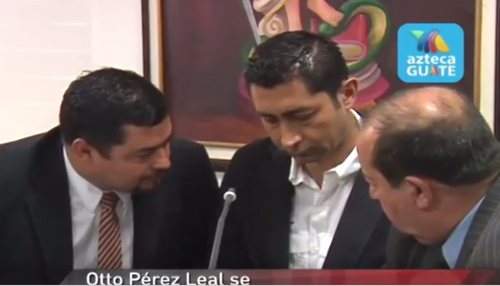 El hijo del presidente miraba su teléfono y hablaba con sus abogados para no hacer contacto visual con Lima. (Imagen tomada de video de TV Azteca).